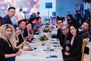 Anh Trung quản lý nhóm nhạc sống Cuba hát dòng nhạc Latin sôi động